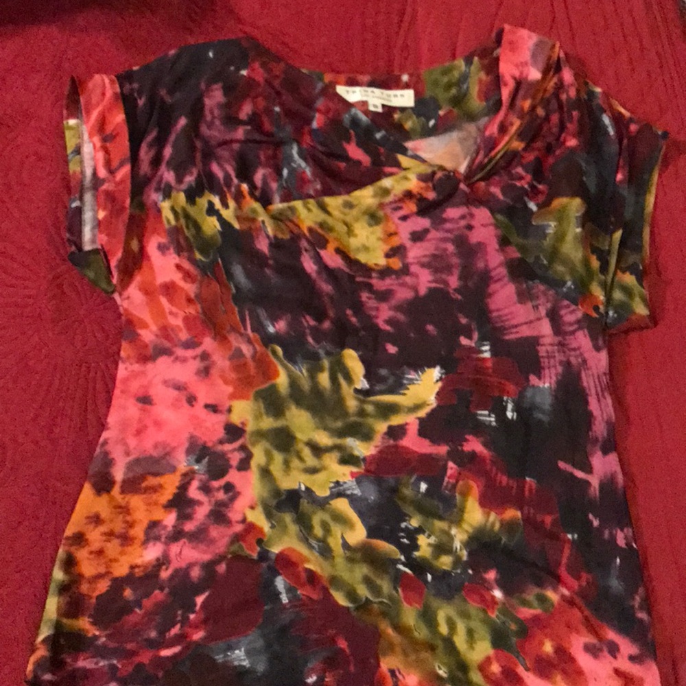 Gorgeous Trina Turk short sleeve offset color top